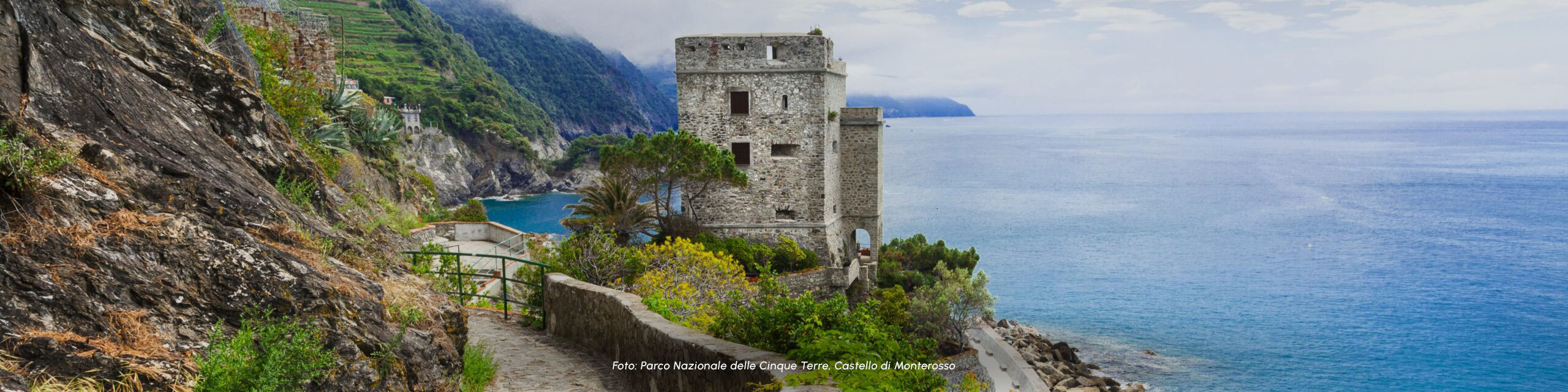 Copertina dell'itinerario Isola di Bergeggi. In kayak tra le grotte di una Riserva naturale. LIGURIA-wide-scaled-1.jpg